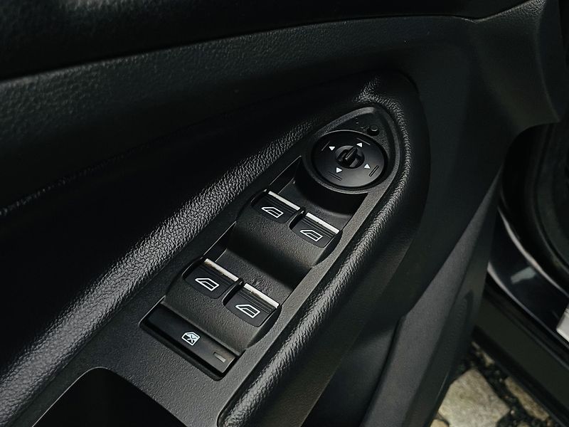 Ford Kuga 2.0TDCi 4x4 MAN TAŽNÉ VÝHŘEV - fotka 32 z 44