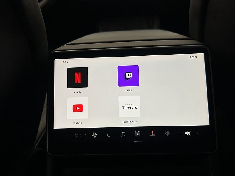 Tesla Model 3 Long Range AWD Highland - fotka 31 z 35