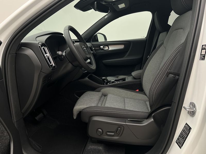 Volvo XC40 (2026) B4 PLUS BLACK EDITION AUT - fotka 3 z 37