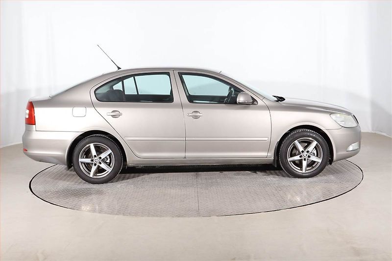 Škoda Octavia (2009) Ambiente 1.9 TDI, Serv.kniha - fotka 6 z 21