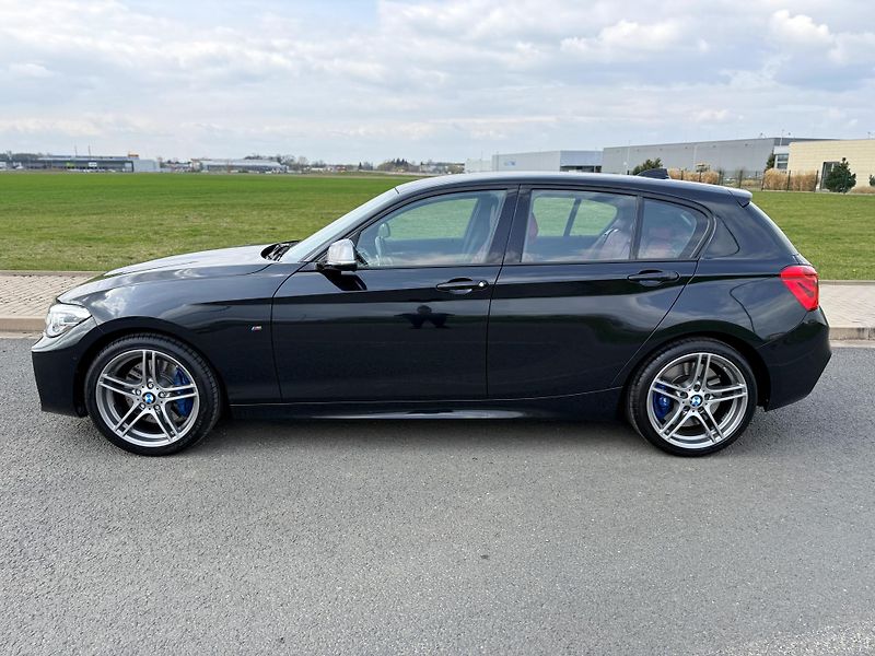 BMW Řada 1 M135i xDRIVE NAVI H/K LED KŮŽE - fotka 2 z 43