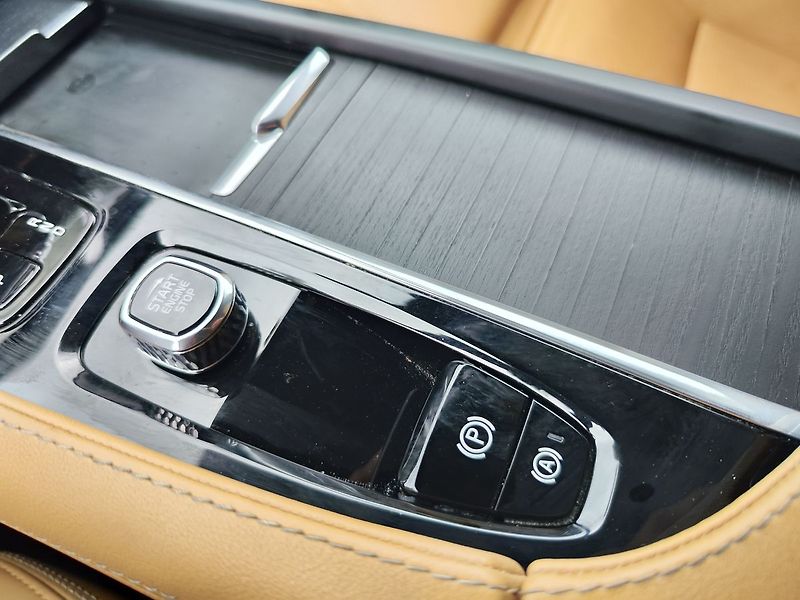 Volvo XC90 B5 2.0/173kW Inscription AT 4x - fotka 35 z 44