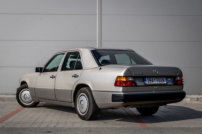 Mercedes-Benz Třídy E 124 C - fotka 7 z 23