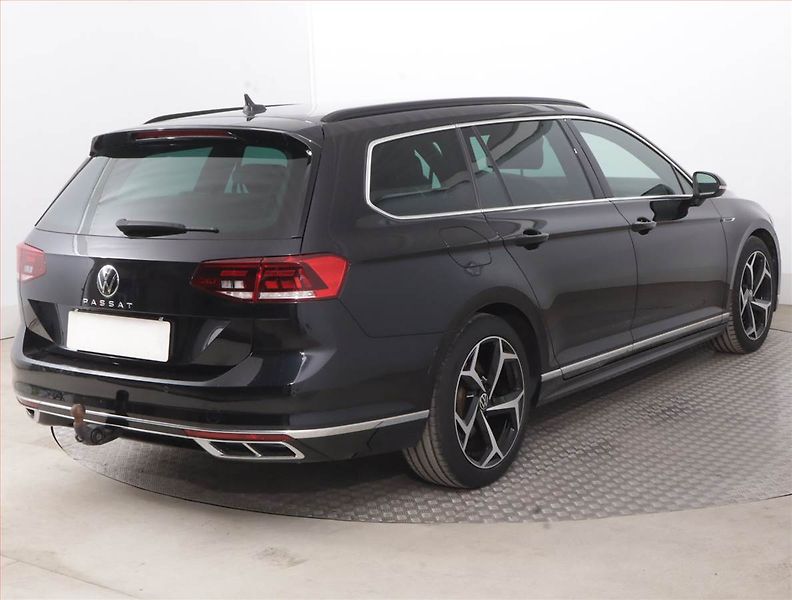 Volkswagen Passat (2021) R-Line 2.0 TDI - fotka 5 z 18