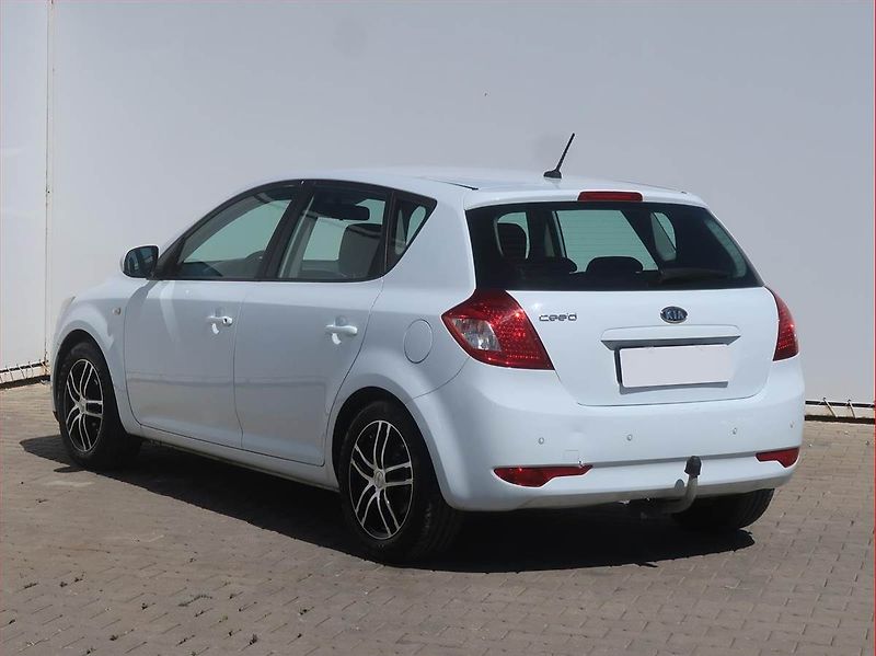 Kia Ceed (2011) 1.4 CVVT, Serv.kniha - fotka 4 z 14