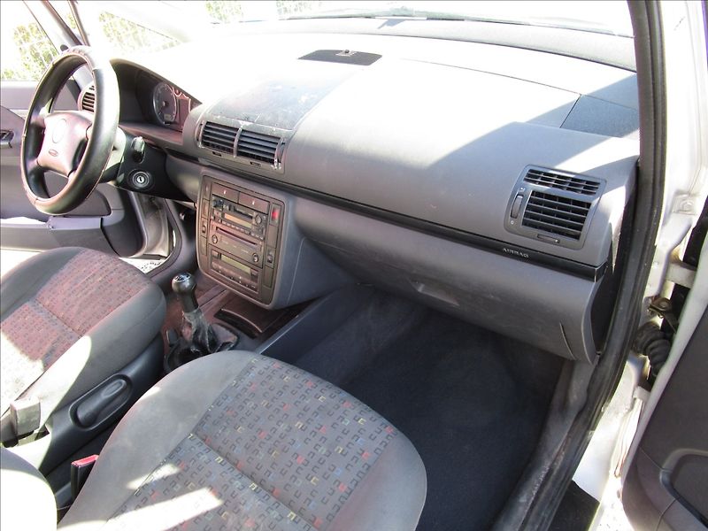 Volkswagen Sharan 1.9TDi aut. klima, 7 míst - fotka 15 z 43