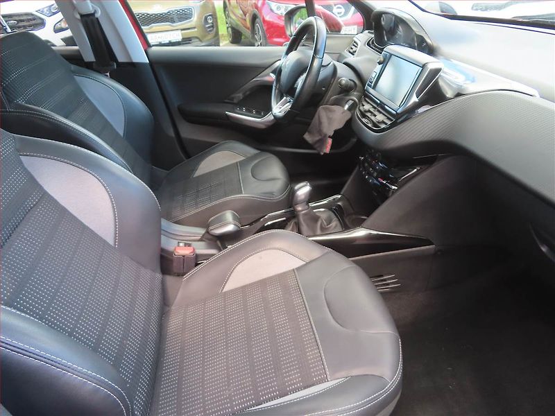 Peugeot 2008 (2017) 1.6 BlueHDi, Navi, Tempomat - fotka 9 z 20