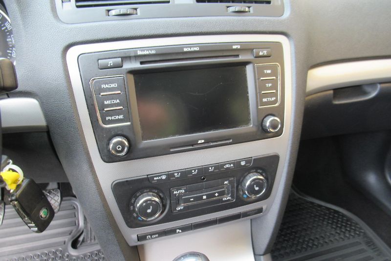 Škoda Octavia 1.6 TDi ELEGANCE AUT. KLIMA - fotka 14 z 20