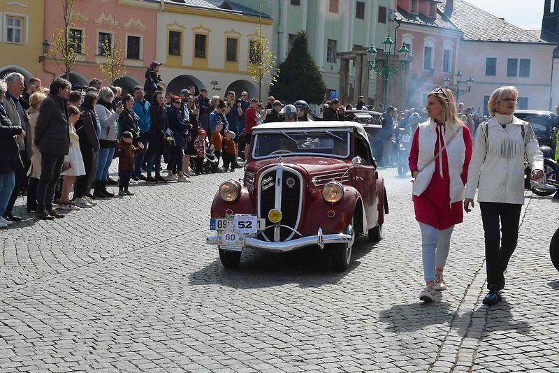 Stovka nablýskaných motocyklů a automobilů předválečné a meziválečné éry vyrazila v neděli z Horního náměstí v Přerově na spanilou jízdu regionem. Nejstarší účastnicí byla osmaosmdesátiletá Libuše Šulcová, která na trasu vyrazila na motocyklu BSA 770 se s