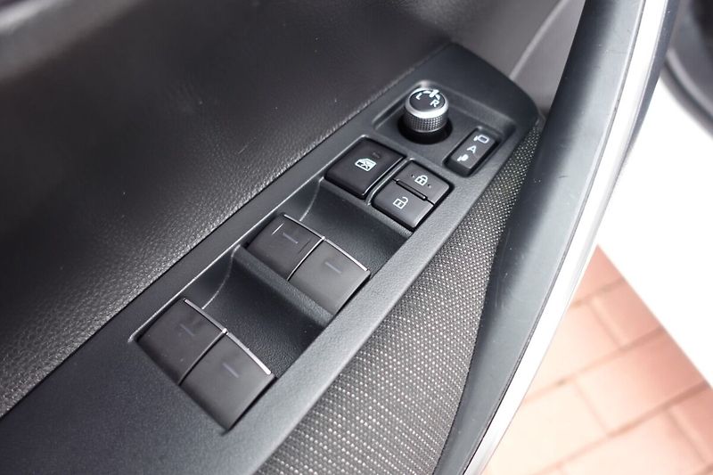 Toyota Corolla 1,8HSD Comfort Tech - fotka 10 z 31