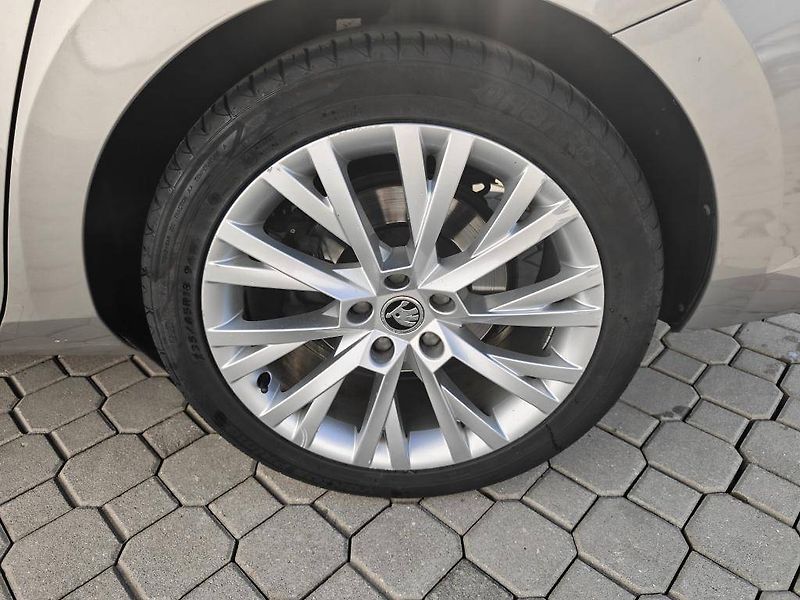 Škoda Superb Ambition Green tec 6DSG 2,0TDI - fotka 20 z 22