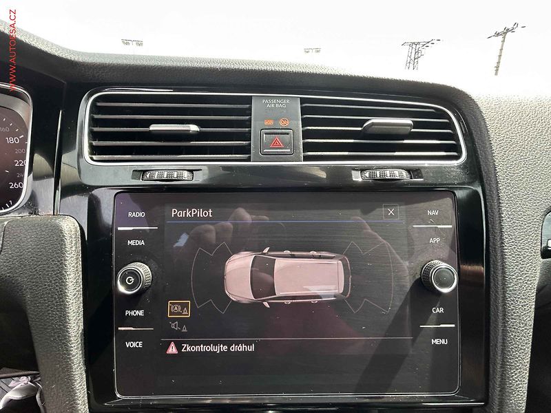 Volkswagen Golf (2018) 1.5 TSI, Highline, +pneu - fotka 18 z 20