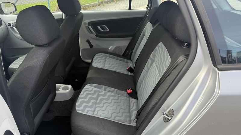 Škoda Fabia (2009) 1.4 16V 63KW 115 TIS KM KLIMA - fotka 13 z 20