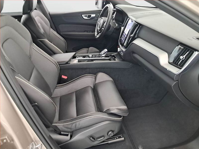 Volvo XC60 (2023) B4 AWD - fotka 9 z 32