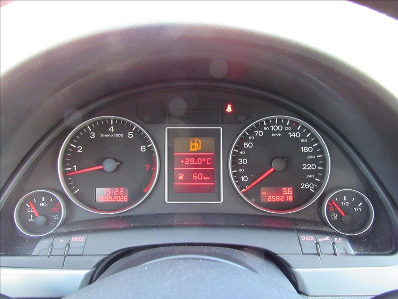 Audi A4 1,6 i 75kW Sedan - fotka 13 z 29
