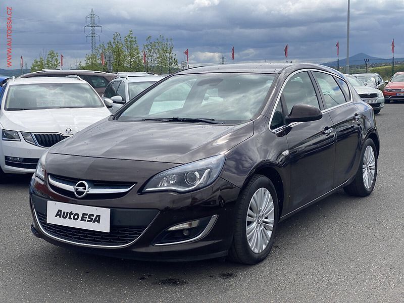 Opel Astra (2012) 2.0 TDCi, AC, navi, park - fotka 3 z 12
