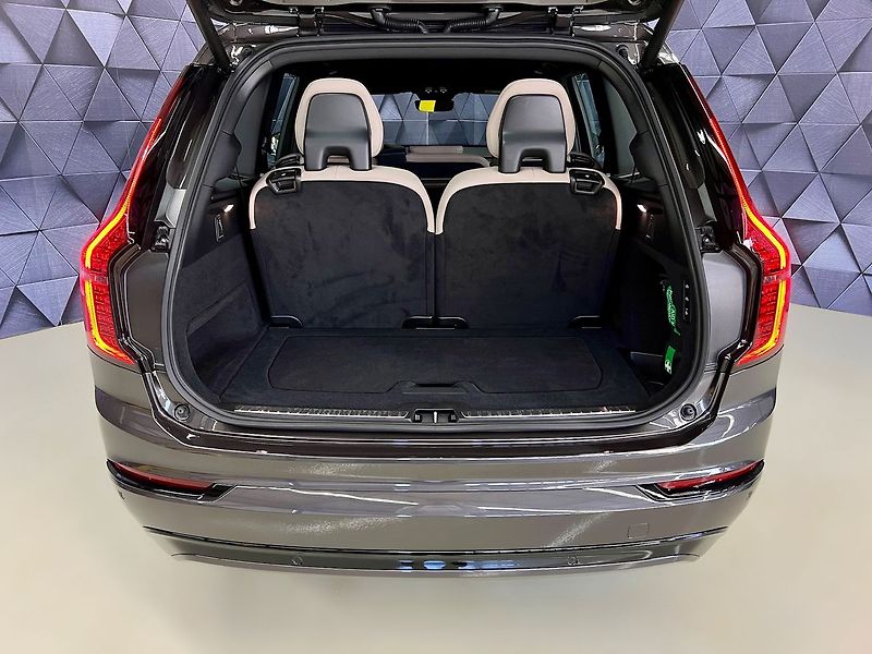 Volvo XC90 B5 AWD PLUS DARK, PANO, H&K - fotka 31 z 33