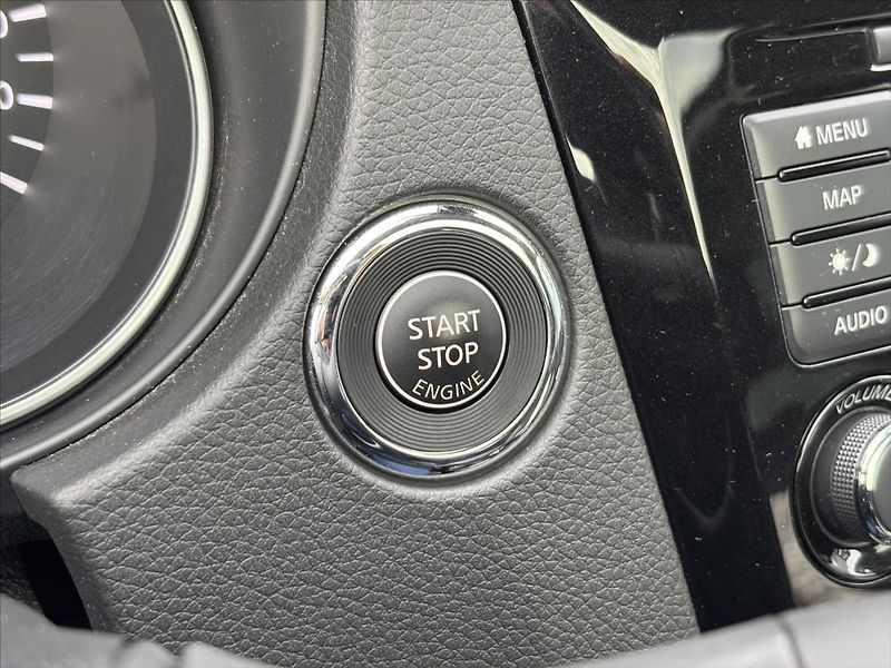 Nissan Qashqai 1,3 DIG-T Tekna PANORAMA TAŽNÉ - fotka 35 z 49