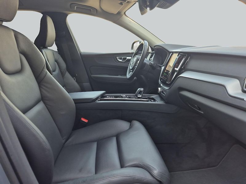 Volvo XC60 B4 AWD Plus Dark - fotka 12 z 19