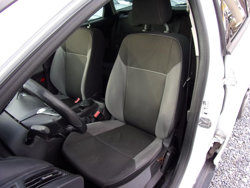 Ford Focus (2013) 1.6 TDCi 70kW ČR TAŽNÉ VÝHŘEVY - fotka 15 z 20