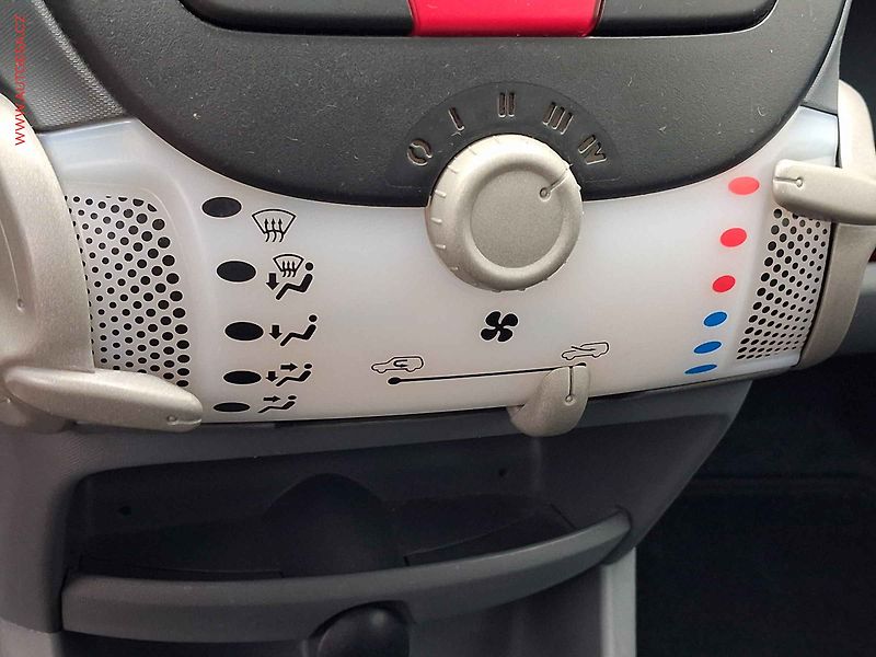 Citroën C1 (2011) 1.0i, Selection, AC - fotka 13 z 15