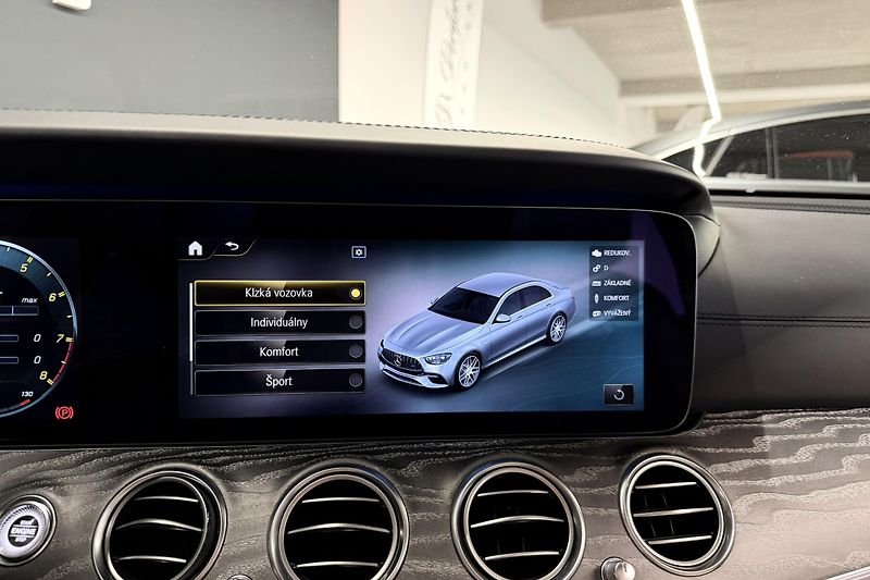 Mercedes-Benz Třídy E (2021) E 63s AMG 4Matic+ V8 Biturbo - fotka 95 z 124