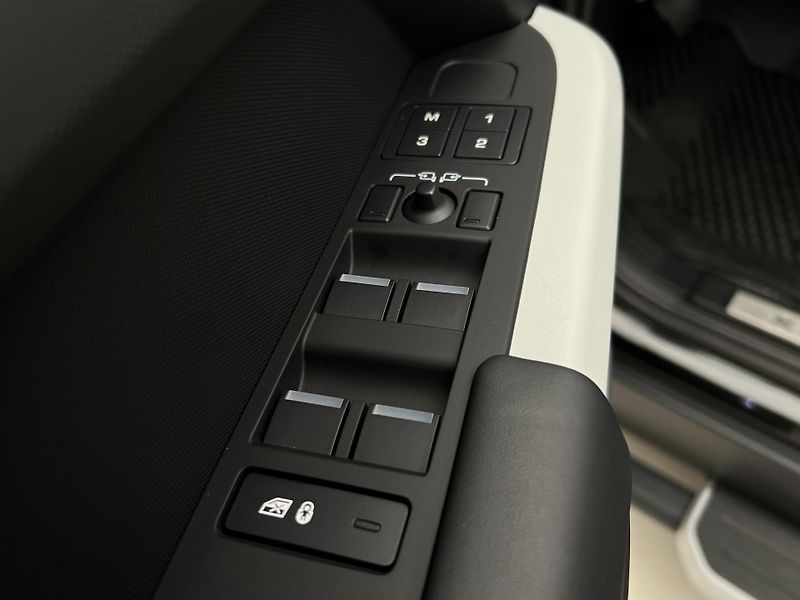 Land Rover Defender 110 D250 X-DYNAMIC HSE 1. maj - fotka 54 z 57