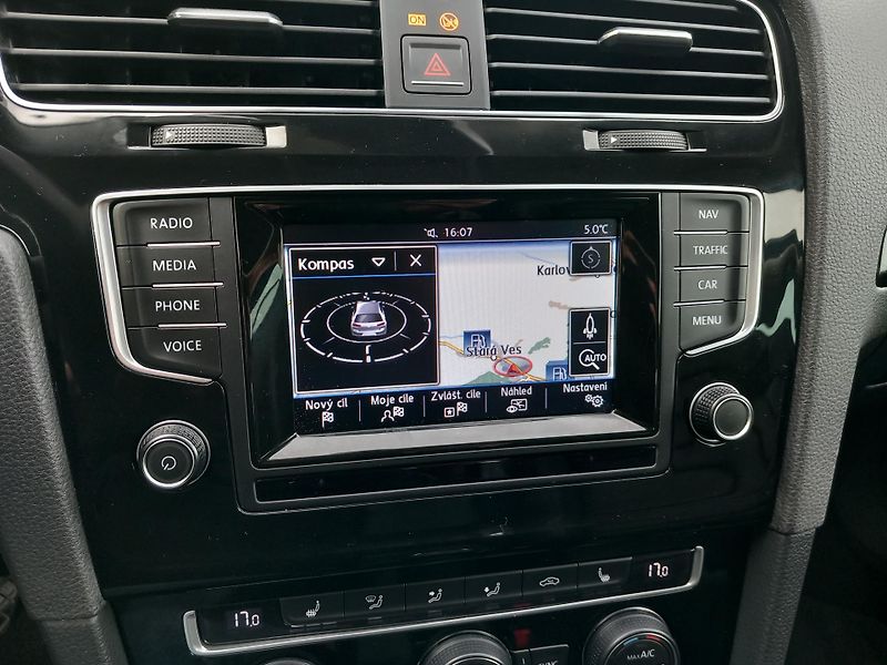 Volkswagen Golf (2013) VII 2,0TDi 110kw 1.MAJITEL - fotka 26 z 39