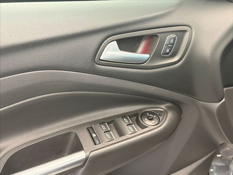 Ford Kuga 1,5 EcoBoost TITANIUM CZ - fotka 8 z 19