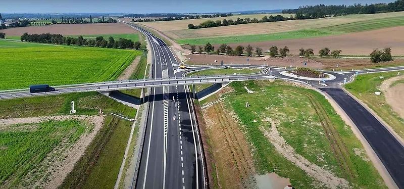 Obchvat Jaroměře z ptačí perspektivy. Průlet nad stavbou před dokončením.
