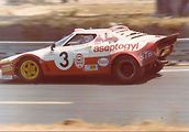 Lancia Stratos při 24 hodin Le Mans 1976, kdy ji řídila dvojice závodnic Christine Dacremont a Lella Lombardi.