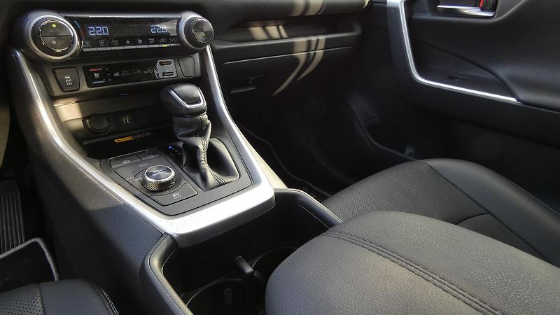 Toyota RAV4 2.5 Hybrid Executive 4WD e-CVT - fotka 6 z 24