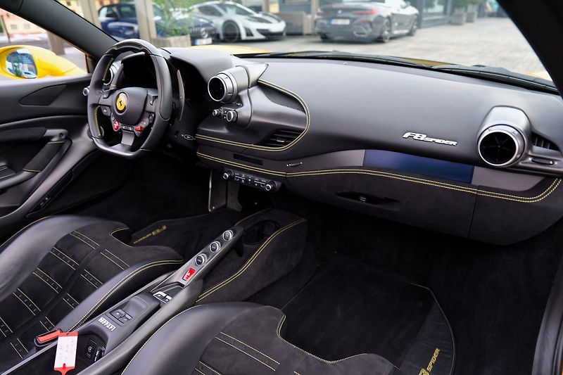 Ferrari F8 Spider/6700km/720 PS - fotka 41 z 51
