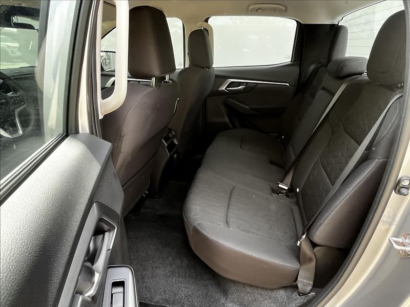 Isuzu D-Max 1,9 Double Cab  6A/T LS MY25 - fotka 10 z 25