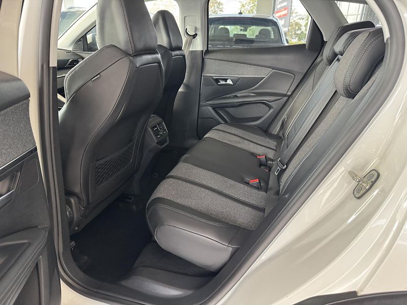 Peugeot 3008 (2018) 1,2I STT ALLURE NAVI KAMERA - fotka 16 z 33