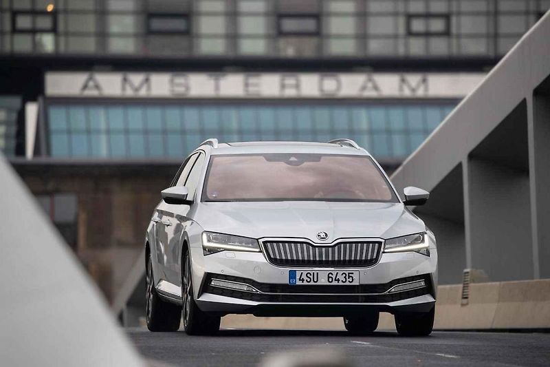 Superb iV při jízdě v elektrickém režimu