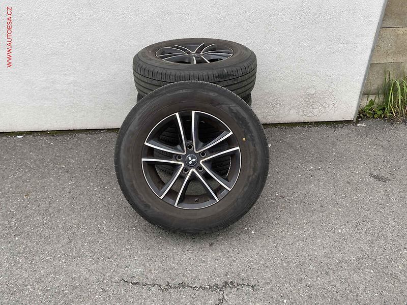 Mitsubishi Outlander (2017) 2.0 2WD, Invite, kamera, +ALU - fotka 17 z 17