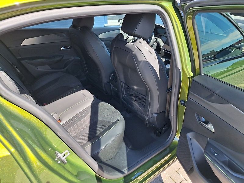 Peugeot 408 (2026) GT Hybrid 145 e-DCS6 - fotka 11 z 21
