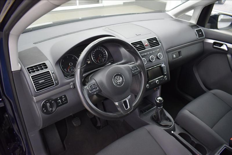 Volkswagen Touran 1,6 TDi, 7-míst,NAVI,1.maj., - fotka 9 z 29