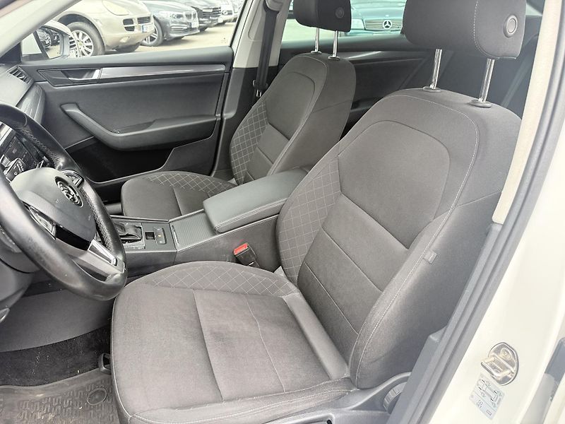 Škoda Superb 2.0 TDi 110kw - fotka 23 z 29