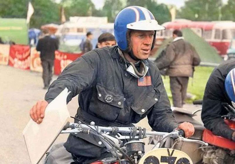 Jeden z představitelů hrdiny z filmu Sedm statečných, Steve McQueen (druhý zleva), jel v roce 1964 mezinárodní motocyklový závod Šestidenní, jako člen týmu USA.