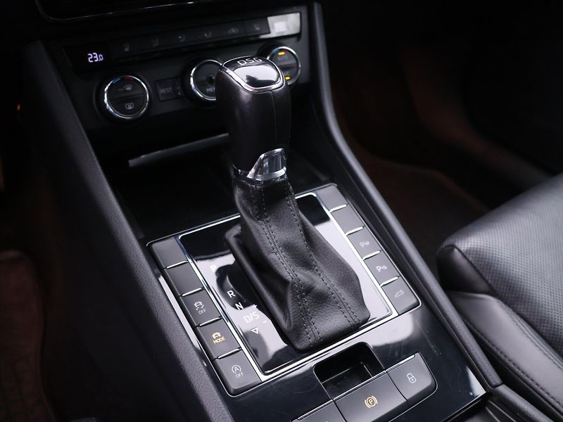 Škoda Superb 2,0 TDI 140kW DSG Style Plus - fotka 29 z 39