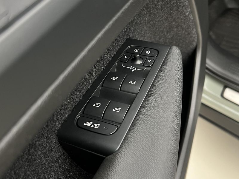 Volvo XC40 RECHARGE CORE AUT - fotka 42 z 46