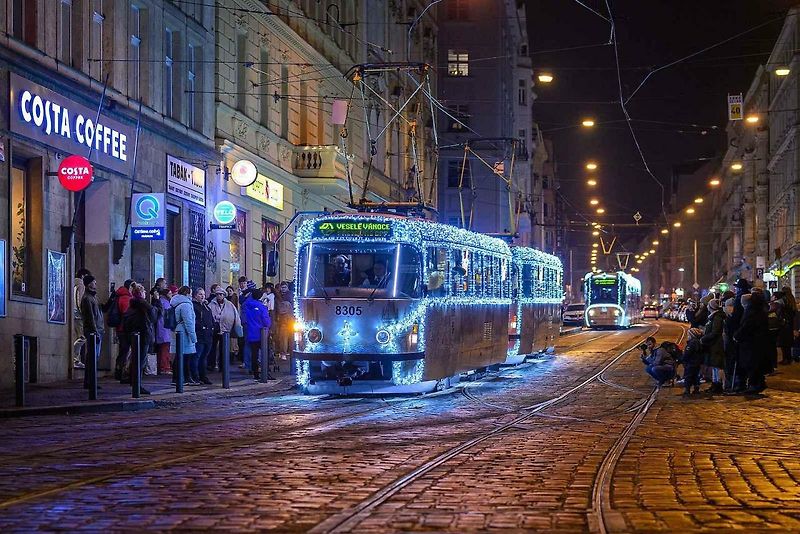 Vánoční flotila pražského dopravního podniku.