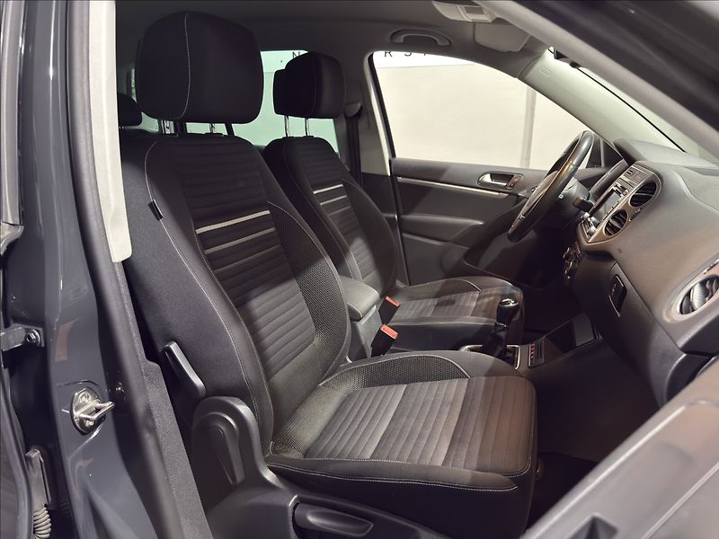 Volkswagen Tiguan 1,4   TSI 90KW CUP VÝHŘEV TOP - fotka 26 z 36