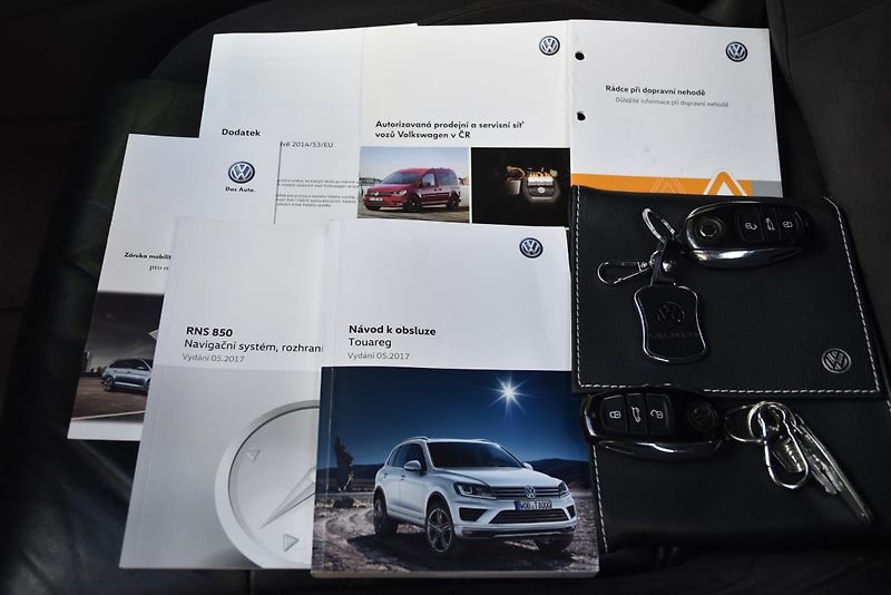 Volkswagen Touareg 3.0 TDi V6 DSG 4M,R-LINE,FACE - fotka 49 z 50
