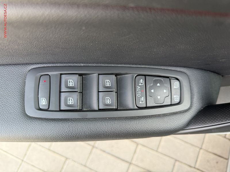 Renault Mégane (2018) 1.6 SCe, ČR, navi, autoAC - fotka 16 z 17