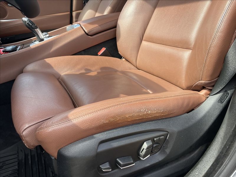 BMW Řada 5 3,0 GT 190kw 530d M-Paket Pano - fotka 23 z 37