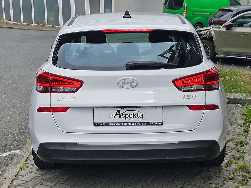 Hyundai i30 1.5i Comfort, serv.kn., 1.maj. - fotka 4 z 31