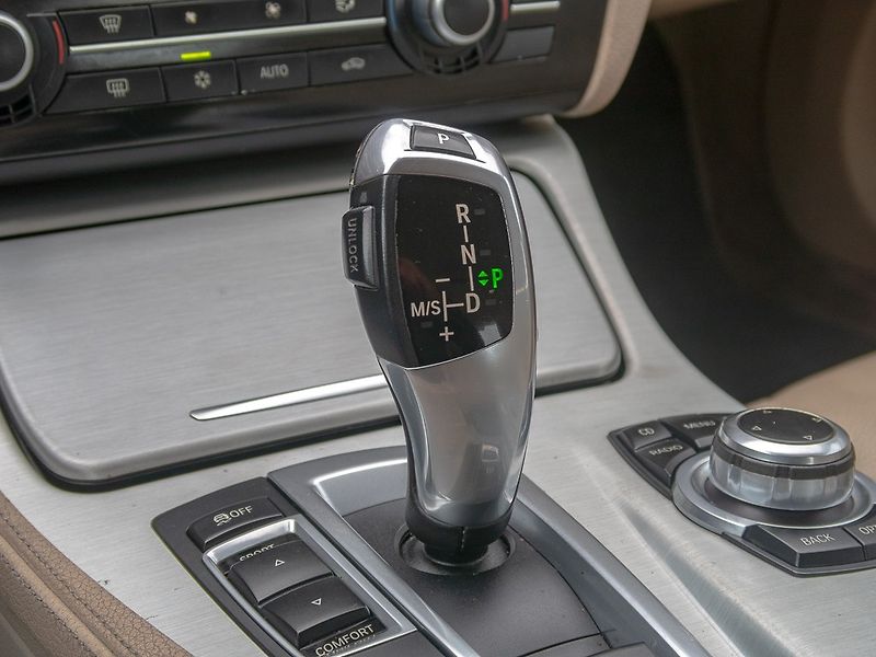 BMW Řada 5 (2010) 3.0i mat – NAVI - fotka 29 z 49